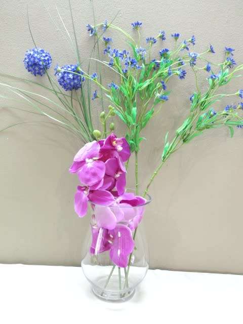 A stunning, eye catching hand made thick clear glass vase!! Beautiful on display-Lifespace Sale