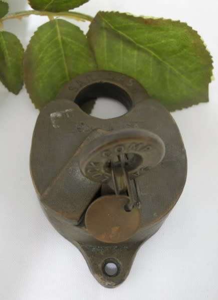 A fantastic vintage SAR/SAS 1976 metal lock and key.