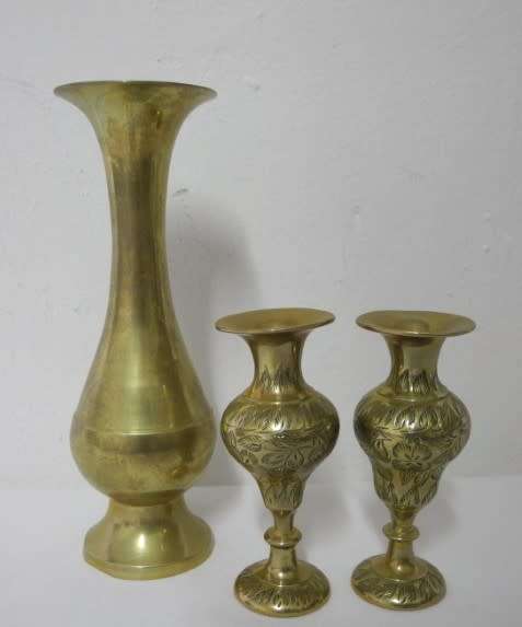 BARGAIN! A lovely collection of different shapes and sizes brass vases.