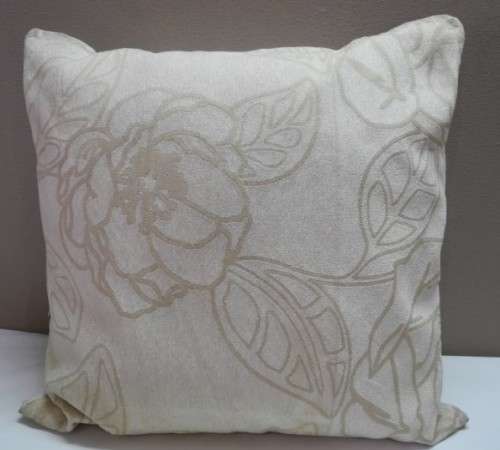 A pair of cream/beige stylish upmarket, modern scatter cushions. One bid for both