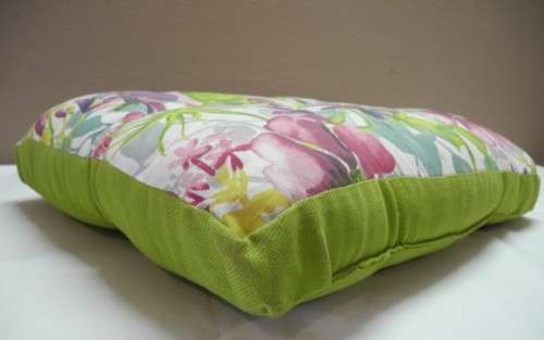 14 stylish upmarket brightly coloured patio chair cushions. Bid/cushion