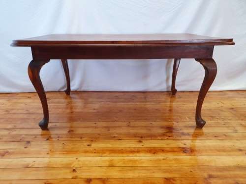 An exquisite solid Blackwood Queen Anne footed 6-seater dining table. Xmas sale