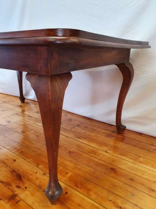 An exquisite solid Blackwood Queen Anne footed 6-seater dining table. Xmas sale