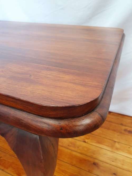 An exquisite solid Blackwood Queen Anne footed 6-seater dining table. Xmas sale