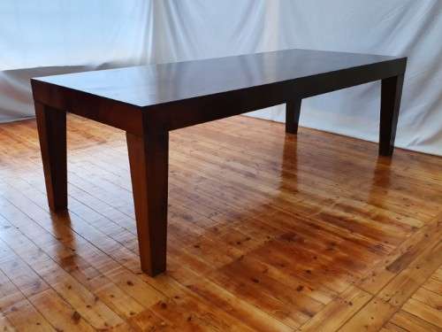 A modern, stylish (2440cm x 100cm) Coricraft 6-seater dining table. Xmas sale