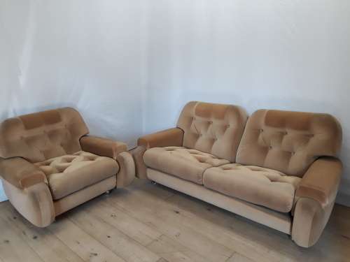 A fantastic comfortable two piece lounge suite, perfect in informal lounges!