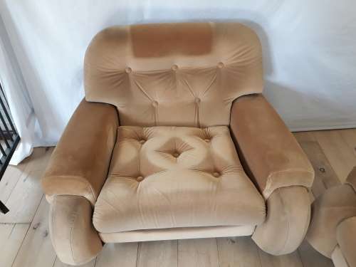 A fantastic comfortable two piece lounge suite, perfect in informal lounges!