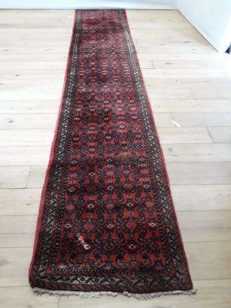 A stylish Hossenabad Persian runner carpet (80cm x 397cm).