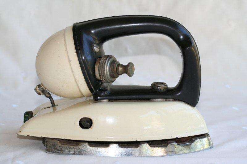 VINTAGE STEAM IRON - VERY COOL, VERY DIFFERENT, MUST VIEW!!!