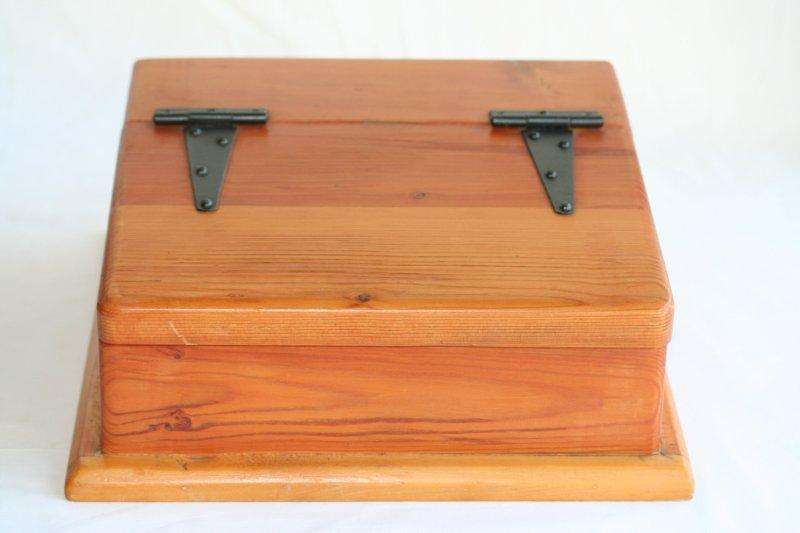 A BEAUTIFUL OREGON BOX WITH VELVET!!! PERFECT FOR YOUR CUTLERY, JEWELLERY OR OTHER ODDS....