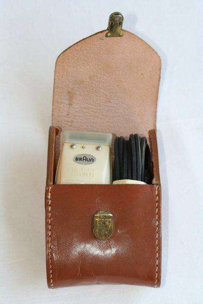 VINTAGE BRAUN SHAVER IN FANTASTIC CONDITION!!! STILL WORKS...