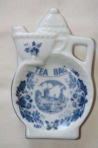 A STUNNING DELPH "OUDE MOLEN" TEA BAG HOLDER IN PRISTINE CONDITION!!! BEAUTIFUL PIECE...