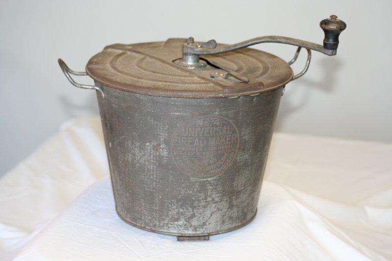 A STUNNING UNIVERSAL "AWARD WINNING" VINTAGE BREAD MAKER! THIS IS SO COOL AND HUGELY COLLECTABLE....