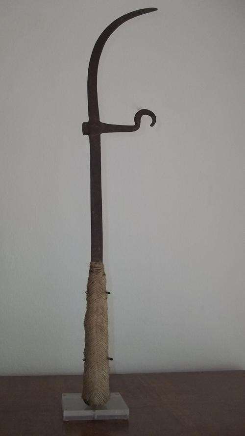 A RARE ANTIQUE NORTH AFRICAN THROWING KNIFE FROM THE SAHARA AND SAHEL DESERT REGION PEOPLE