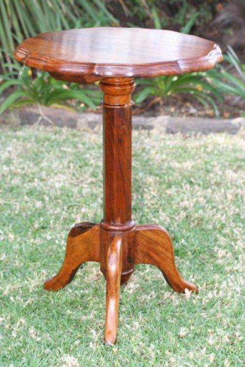 AWESOME LITTLE COFFEE TABLE!!! STUNNING FURNITURE IN FANTASTIC CONDITION!