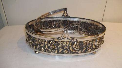 SPECTACULAR VINTAGE SILVER PLATED OVAL PLANTER WITH HANDLE AND ROSE DESIGN AROUND THE PLANTER
