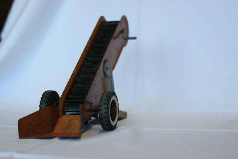 A RARE LARGE TONKA SAND LOADER TRAILER STILL WITH THE ORIGINAL WHEELS & CONVEYOR TRACK - AWESOME!!!