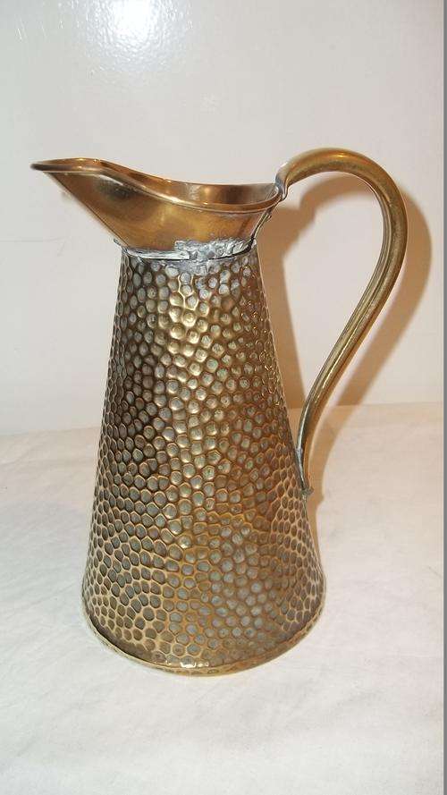 STUNNING ANTIQUE HAND HAMMERED SOLID BRASS WATER PITCHER - A BEAUTIFUL PIECE
