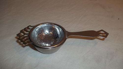 AWESOME VINTAGE STAINLESS STEEL TEA STRAINER WITH DRIP BOWL - QUITE PRETTY