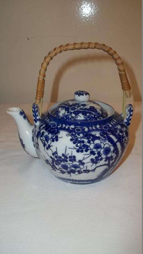 STUNNING STUNNING!! JAPANESE HAND PAINTED CERAMIC TEAPOT IN IMMACULATE CONDITION - A GREAT PIECE