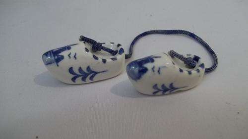 AWESOM DELFT OF HOLLAND HAND PAINTED CERAMIC MINIATURE CLOGS ON A STRING - SOMETHING QUITE UNUSUAL