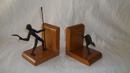 AN EXQUISITE PAIR OF "AUSTRALIAN" WOODEN BOOKENDS WITH AN ABORIGINAL MAN AND A KANGAROO - QUITE NICE