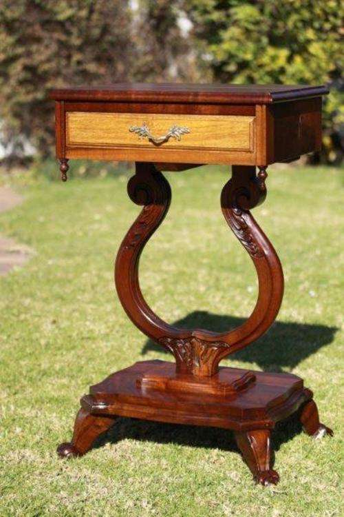 WOW!!! A STUNNING "DUNCAN PHYFE INSPIRED" DISPLAY TABLE! THIS IS TOTALLY UNIQUE & VERY BEAUTIFUL!!!