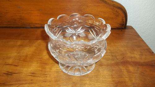 WOW - AN EXCEPTIONALLY BEAUTIFUL HAND CUT CRYSTAL BOWL WITH STUNNING DESIGN WORK AROUND IT