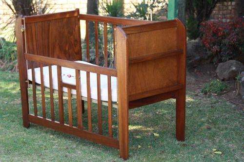 EXQUISITE SOLID ROSEWOOD VINTAGE COT c/w MATRESS - GORGEOUS BABY FURNITURE FOR THE PERFECT BABY