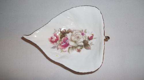 AN EXQUISITE GENUINE BONE CHINA TRINKET PLATE IN THE SHAPE OF A LEAF WITH ROSE ON THE CENTRE