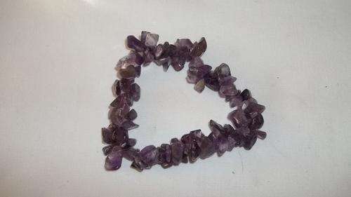 AN EXQUISITE LADIES PURPLE STONE ELASTICIZED BRACELET - THIS IS A NICE PIECE OF FASHION JEWELLERY