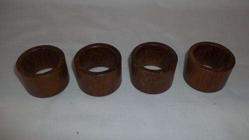 A STUNNING SET OF FOUR WOODEN SERVIETTE RINGS IDEAL FOR OUTDOOR USE