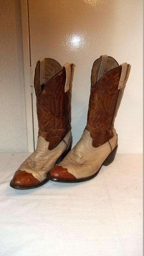 AN AWESOME PAIR OF CREAM AND BROWN STITCHED MENS SIZE 8 AUTHENTIC COWBOY BOOTS