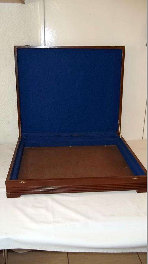 AN AWESOME VERY LARGE WOODEN STORAGE BOX WITH A HINGED BLUE VELD LINED LID AND DOUBLE CLASPS