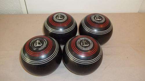 A STUNNING SET OF FOUR VINTAGE HENSELITE HEAVY WEIGHT CHAMPIONSHIP LAWN BOWLS BALLS