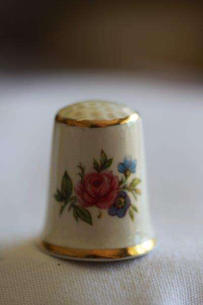 A STUNNING MASONS PORCELAIN/ FINE BONE CHINA THIMBLE OF A ROSE