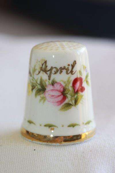 A MAGNIFICENT ROYAL ALBERT PORCELAIN/ FINE BONE CHINA THIMBLE OF THE MONTH OF "APRIL"