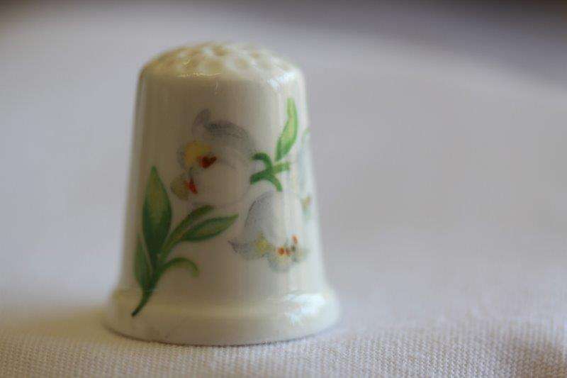 A STUNNING PORCELAIN/ FINE BONE CHINA THIMBLE OF A WHITE FLOWERS