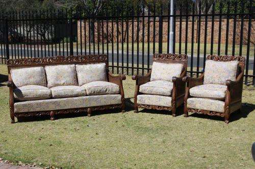 STUNNING ANTIQUE BALL& CLAW LOUNGE SUITE WITH BEAUTIFUL CUSHIONS - AWESOME!!!