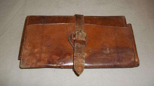 A STUNNING VINTAGE TAN LEATHER "GENTLEMAN'S" FOLDABLE VANITY AND TOILETRY CASE WITH A BUCKLE