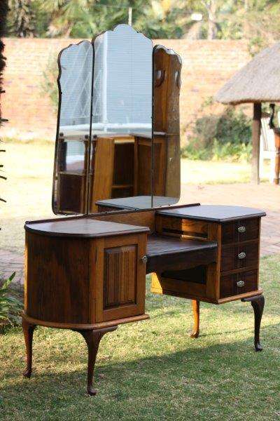 EXQUISITE DRESSER WITH ORIGINAL BEVELLED MIRROR & CURVED SIDES - STUNNING FURNITURE