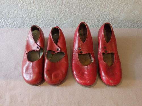AN EXQUISITE SET OF TWO PAIRS OF RED GIRLS TAP DANCE SHOES IN A SIZE 8 AND 10