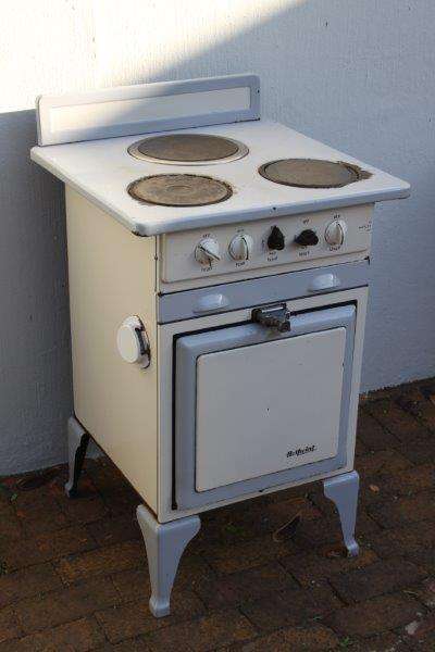 AN AWESOME COLLECTABLE VINTAGE ENAMEL "HOTPOINT" ELECTRIC STOVE WITH PLUG POINT... VERY COOL!!!