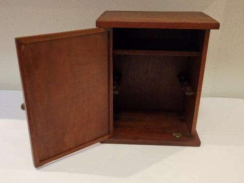 A MAGNIFICENT VINTAGE WOODEN PIPE/ SMOKING STORAGE BOX WITH SPACE FOR SIX SMOKING PIPES