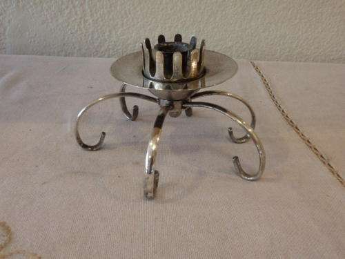 AN AMAZING VINTAGE SIX LEGGED SILVER PLATED CANDLE STAND WITH TWO DIFFERENT SIZED HOLDERS