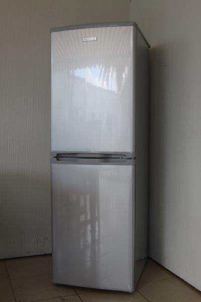 A STUNNING METALLIC 224lt KELVINATOR FRIDGE / FREEZER!!! EXCELLENT CONDITION... HUGE BARGAIN!!!