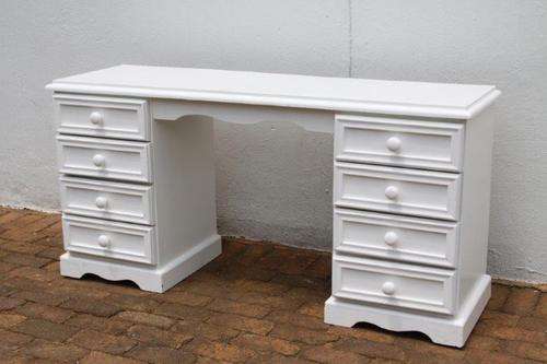 A REALLY BEAUTIFUL VINTAGE WRITING DESK WITH 8 DRAWS - GORGEOUS FURNITURE PERFECT FOR A HOME STUDY!