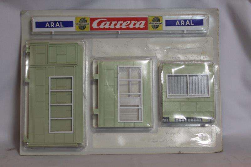 AWESOME VINTAGE MODEL RAILWAY STATION BUILDING IN THE ORIGINAL PACKAGING!!! NEVER OPENED...
