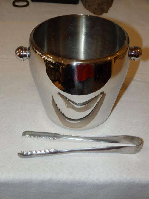 A BEAUTIFUL STAINLESS STEEL ICE BUCKET WITH ICE TONGS