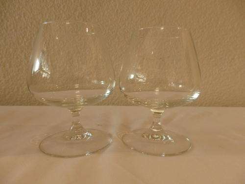 A BEAUTIFUL SET OF TWO LARGER GENTS CLEAR GLASS COGNAC GLASSES IN MINT CONDITION